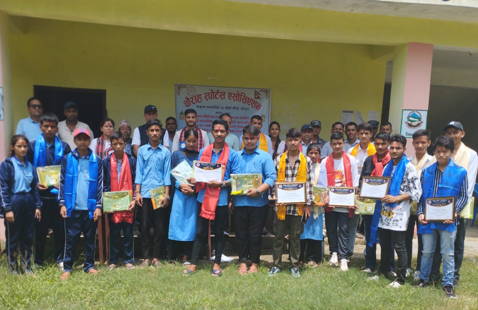 डडेल्धुराको पर्शुराम नगरपालिकाको श्री सिद्धनाथ माध्यमिक विद्यालयमा शैक्षिक समाग्रीहरु बितरण ।